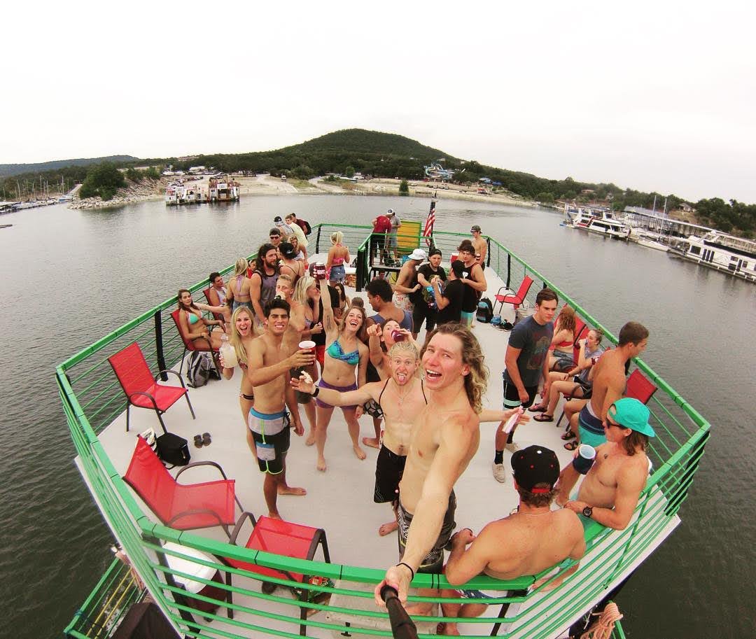 Austin-boat-rentals-on-Lake-Travis-02